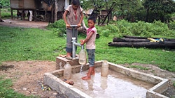 ユニセフの支援した井戸から水をくむ子どもたち