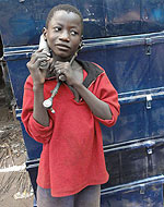 写真：水をくみに行く女性