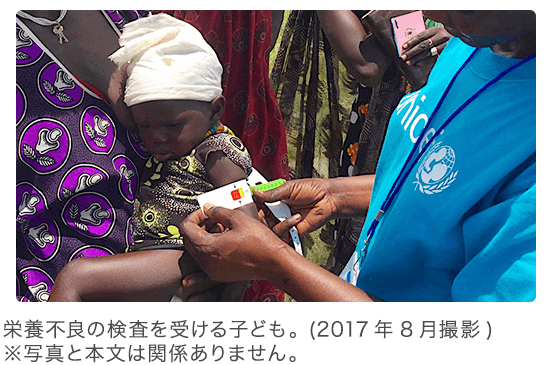 栄養不良の検査を受ける子ども。