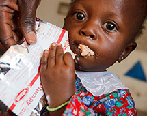 毎月、深刻な栄養不良の子どもを回復させる栄養治療食16袋に変わります。