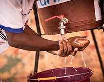 水道が利用できない場所に簡易手洗い設備を2基設置できます。