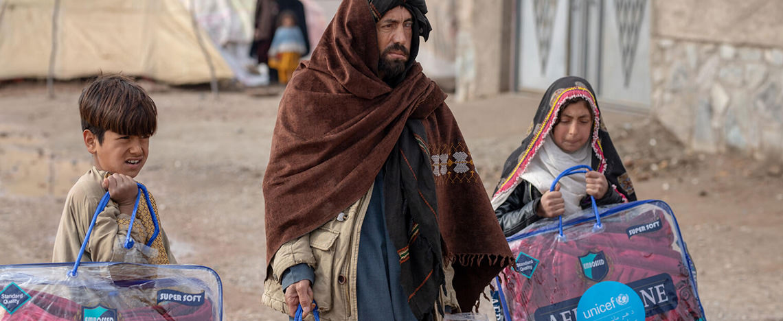 包帯や消毒薬、痛み止め、毛布などが入った救急医薬品キット6セットに変わります。