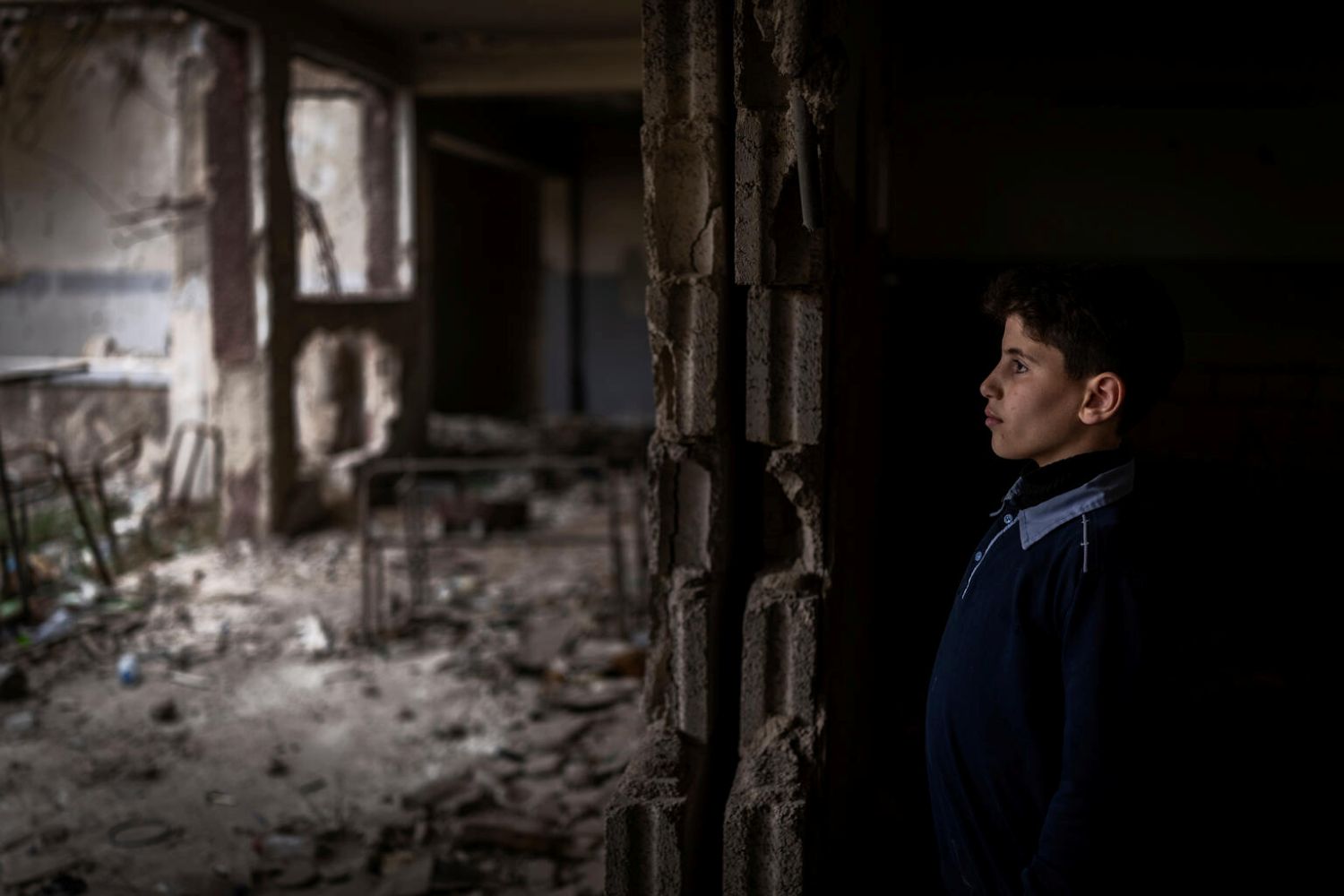 破壊された学校にたたずむ男の子(2025年4月6日撮影)