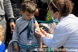 ユニセフが支援する保健従事者により、栄養失調スクリーニングを受ける男の子