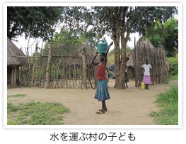 水を運ぶ村の子ども