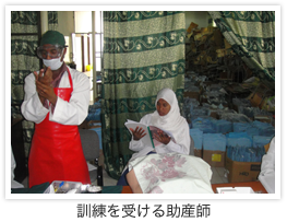 訓練を受ける助産師