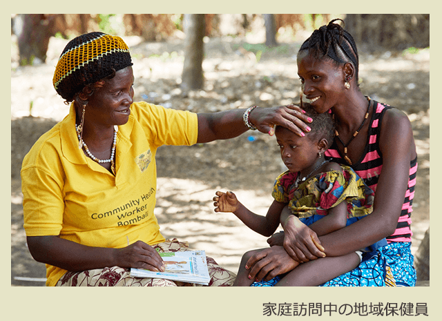 家庭訪問中の地域保健員