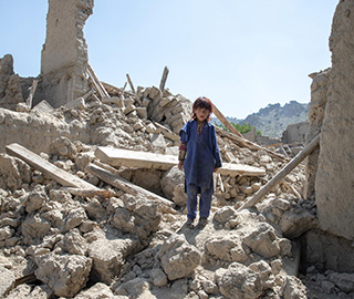 感染症の流行、経済の衰退、深刻な食料不足、壊滅的な自然災害に見舞われるなどアフガニスタンの人々