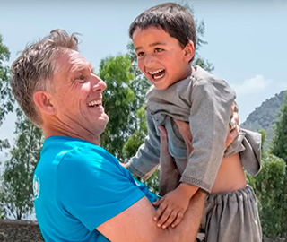 ユニセフの支援によって人々が笑顔に、健康になっています。