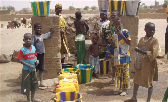 井戸の前はバケツの行列