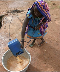 茶色い水を汲む女の子