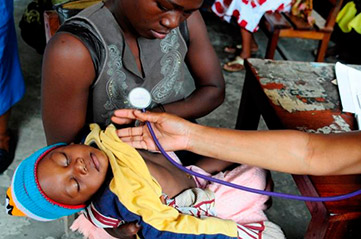 診察を受ける子ども