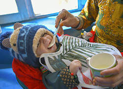 重度の栄養不良に陥った260万人の乳幼児に栄養治療を行いました。