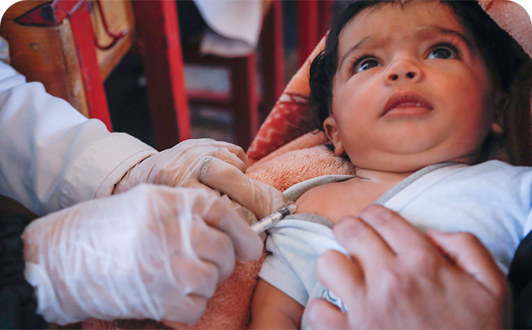 生後3カ月のナワフは移動保健チームの訪問で予防接種を受ける様子