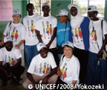 ウガンダ北部 学校に行こうキャンペーンで記念撮影