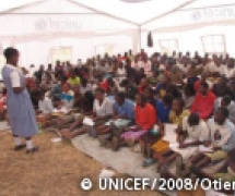 首都ナイロビから北西250kmに位置するエルドレットには、昨年末の暴動で難民が殺到しました。難民キャンプの子どもたちは、テントの学校で勉強しています。