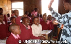 ケニア ナロックの小学校 算数(お金の計算)の授業に活気のある教室。