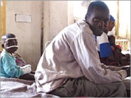 治療から10日。起き上がることができるようになったシプリアーノ。体重も一キロ増えた。