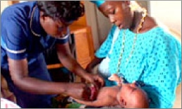 殺虫剤処理された蚊帳を受け取り喜ぶムルネシュ・ムッセさん家族。蚊帳はユニセフが提供している。