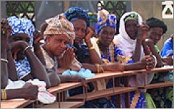 殺虫剤処理された蚊帳を受け取り喜ぶムルネシュ・ムッセさん家族。蚊帳はユニセフが提供している。