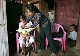 お産婆さんのノアさん。4ヶ月の双子の赤ちゃんのお母さんに正しい母乳の与え方を教えている。 