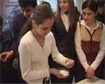 ヨードが添加されているかどうか,塩をチェックする生徒たち　タシケントの中学校 
