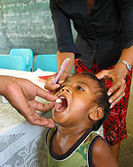 東ティモールの小学校学生は、虫下しのタブレットを飲みます。