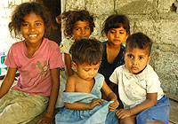 ヨードが添加されているかどうか,塩をチェックする生徒たち　タシケントの中学校 