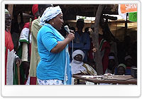 ユニセフニジェール事務所のマリアマ・モウリマさん。首領たちとともに女性と子ども福祉を向上するためのキャンペーンを展開しています。