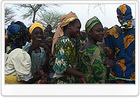 午後の話し合いが終わると、小さなグループは活発に話し合い、村の娘たちは音楽を奏でながら、歌い、踊りはじめました。