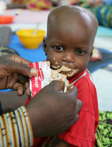 プランピー・ナッツを食べる子ども