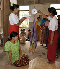 プランピー・ナッツを食べる子ども